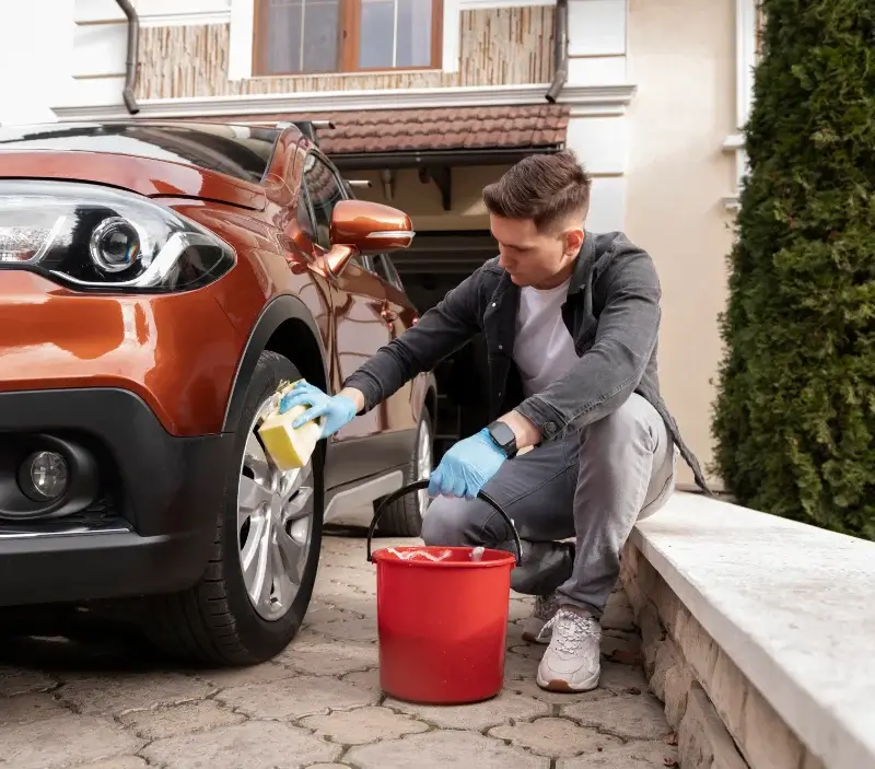 Lavage auto à domicile Oletta : professionnel intervenant sur un véhicule